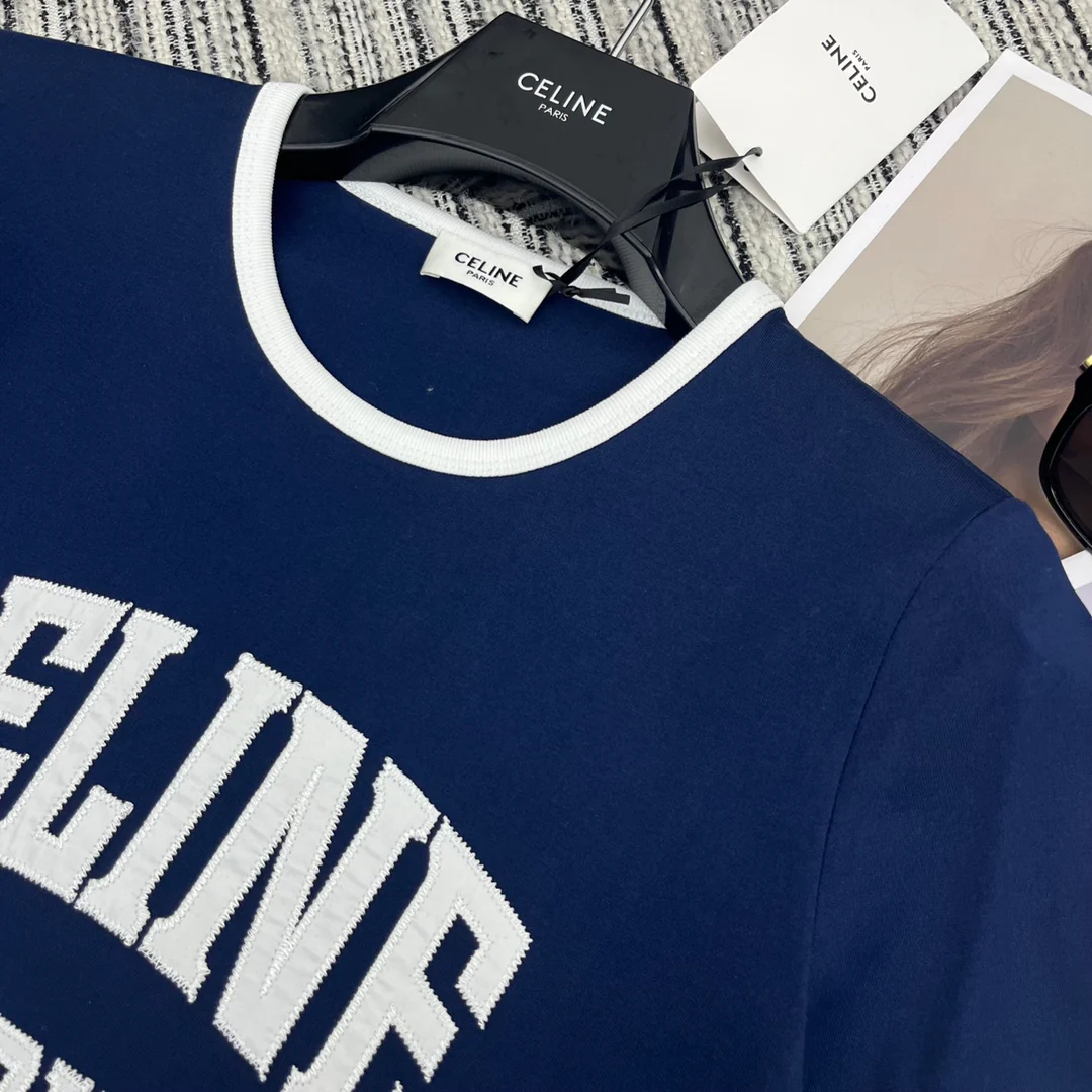 Celine - 2403 - 2024 Новая весенняя футболка с коротким рукавом и вышивкой буквами, выполненная в стиле колор-блок.