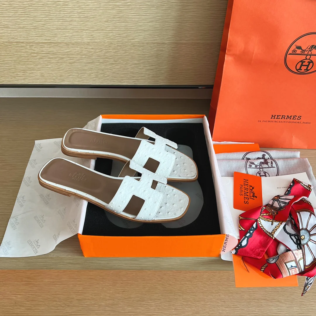 Классические домашние тапочки Hermes с буквой H — белые в горошек.