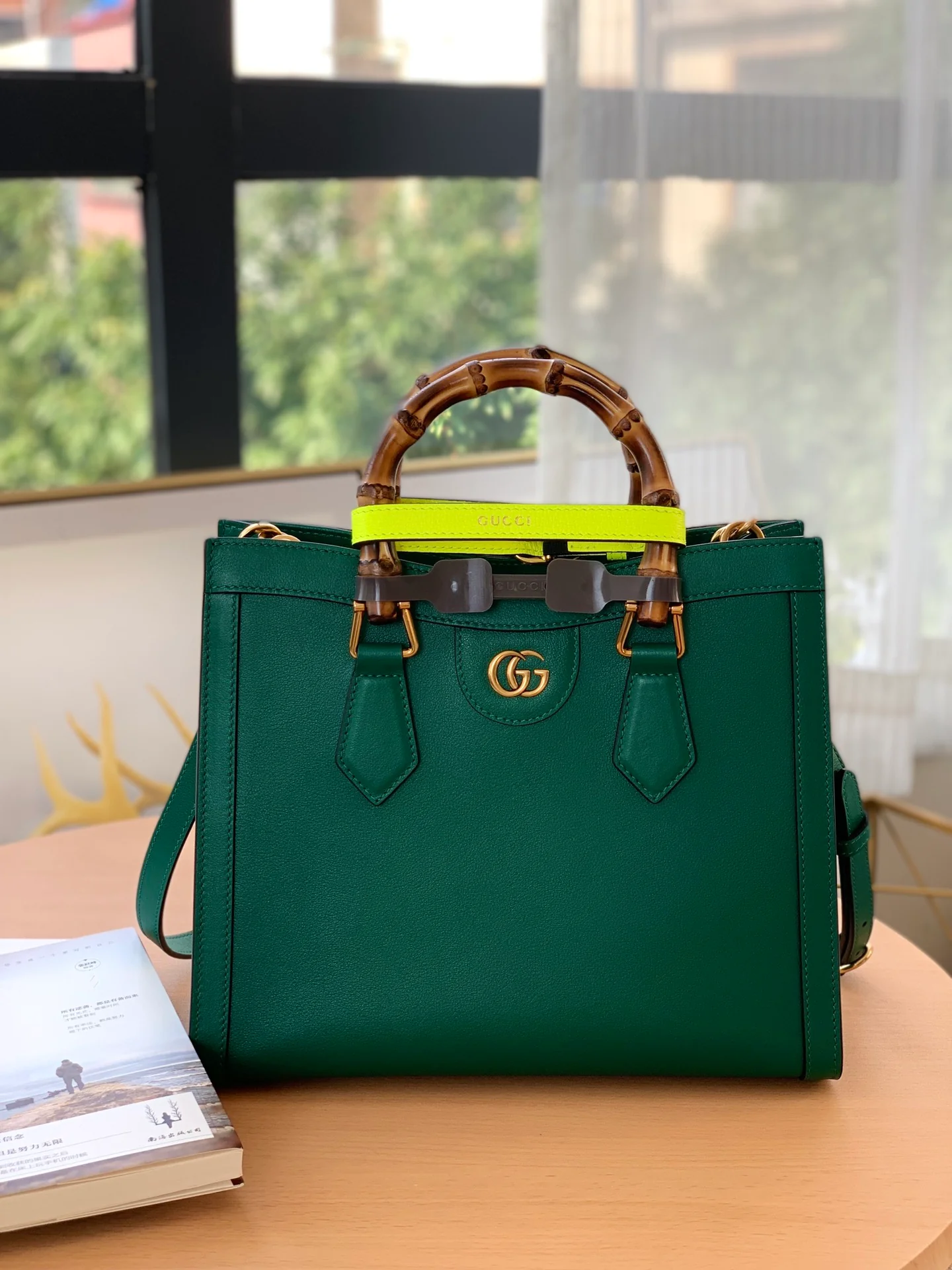 Маленькая сумочка Gucci Diana - ретро-сумка-тоут из бамбука - 27-24-11 см