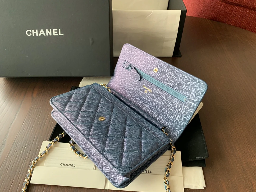 Пряжка Chanel WOC из телячьей кожи с эмалированным узором и жемчужным шариком - 1 шт.