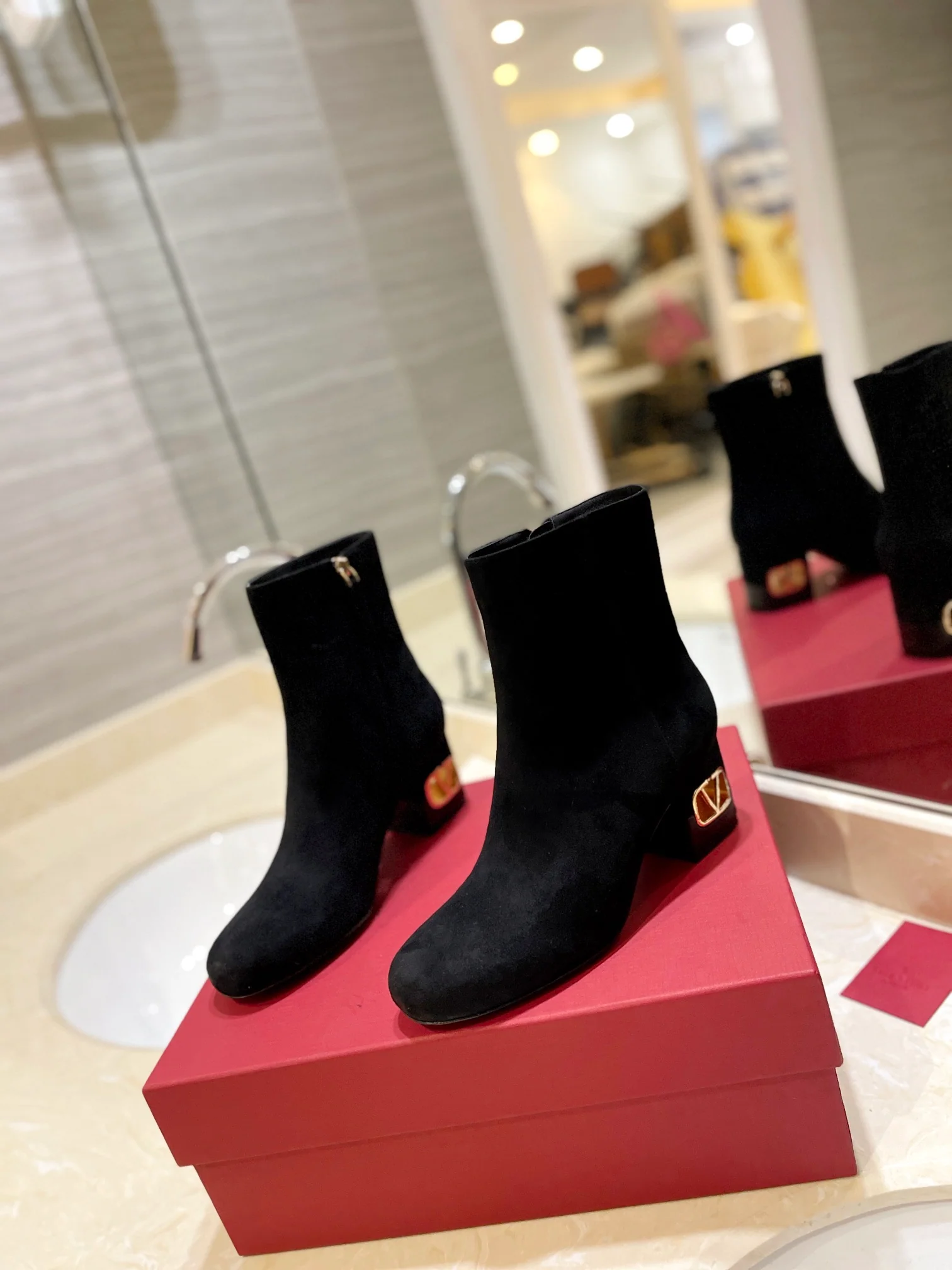 Новинка сезона осень/зима 2023 от Valentino - Ботильоны на массивном каблуке - Боковая молния - Черная замша