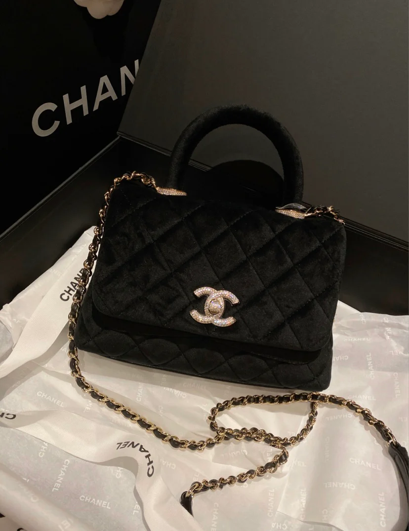 Мини-сумка Chanel Coco Handle из черного бархата с бриллиантовой пряжкой