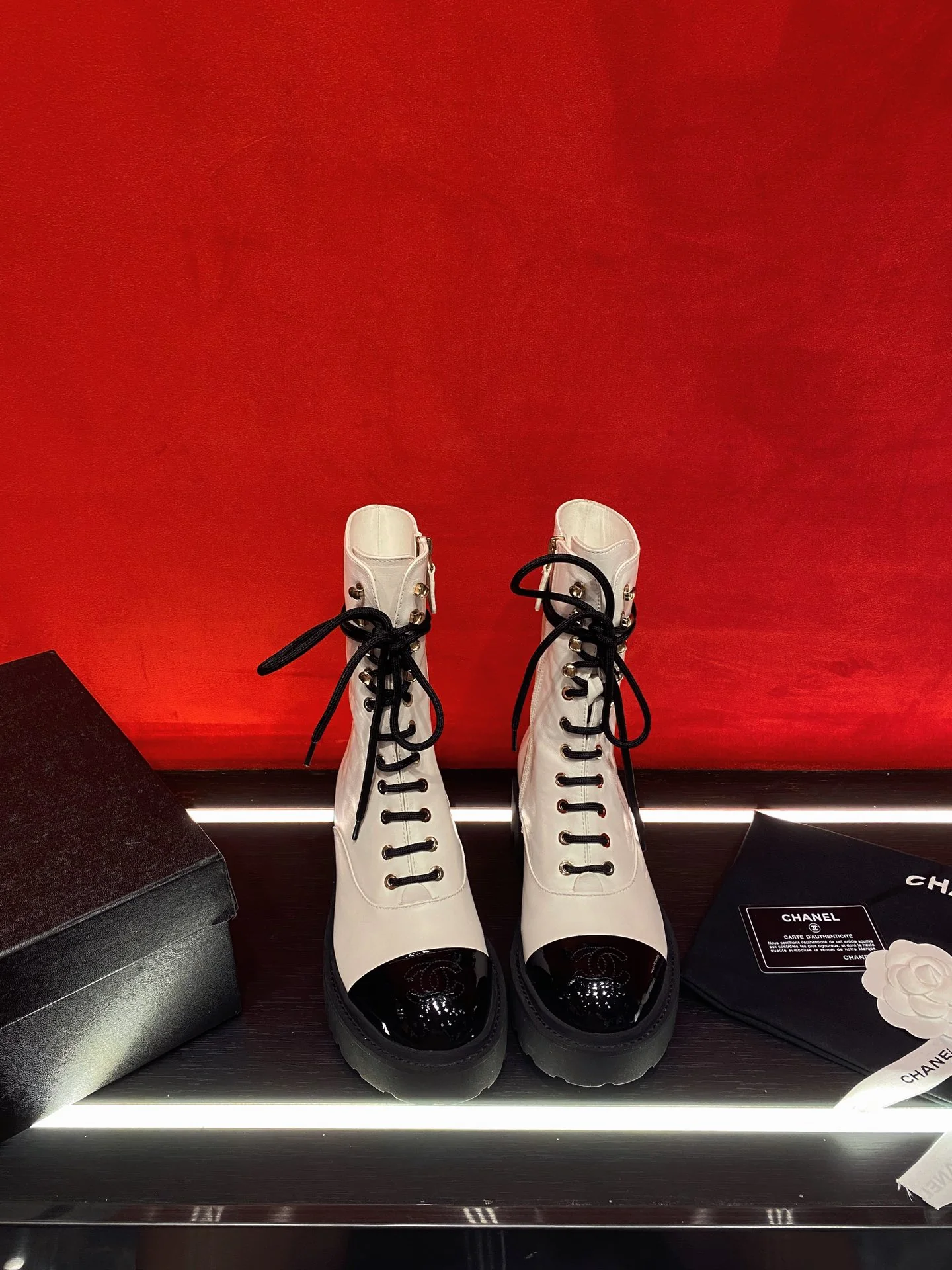 Новинка сезона осень/зима 2022 от Chanel — Ботинки Dr. Martens на платформе — Белый — 5 см