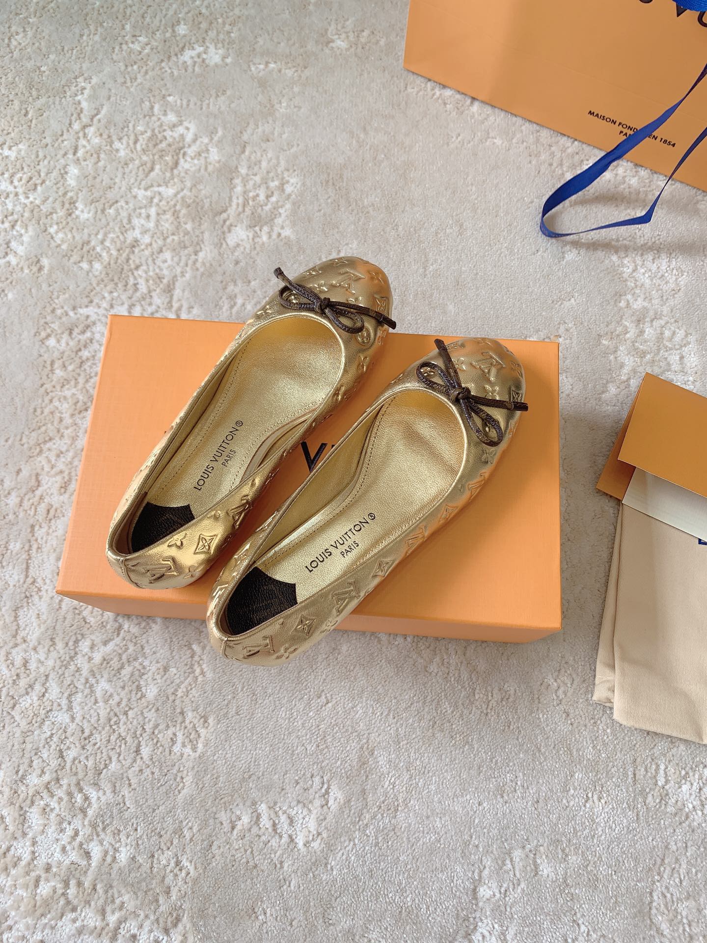 Новинка сезона весна/лето 2023 от LV - Балетки - Золотистые