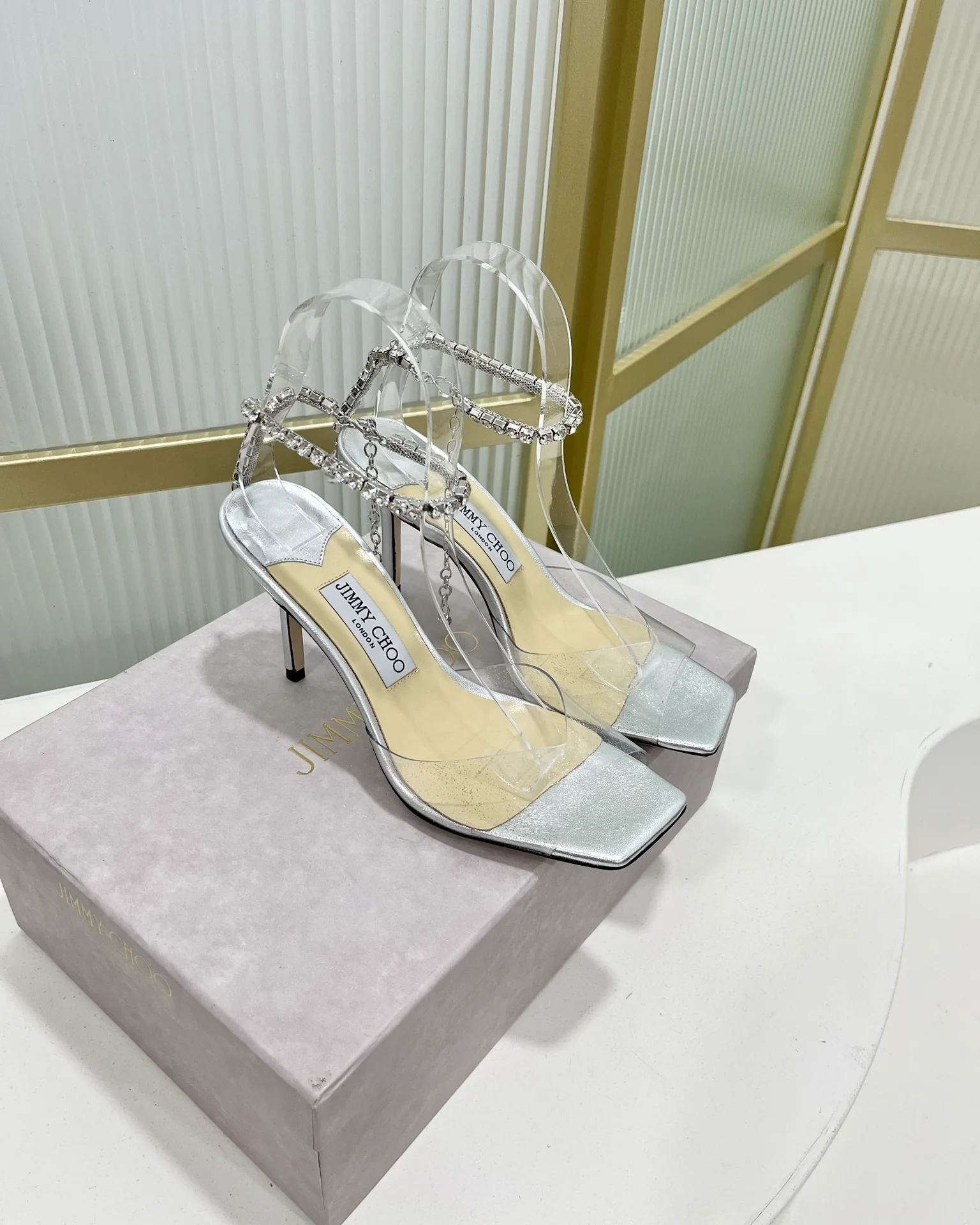 Jimmy - Новинка 2023 года - Босоножки на высоком каблуке с открытым носком и цепочкой - 8-5 см - Серебристые
