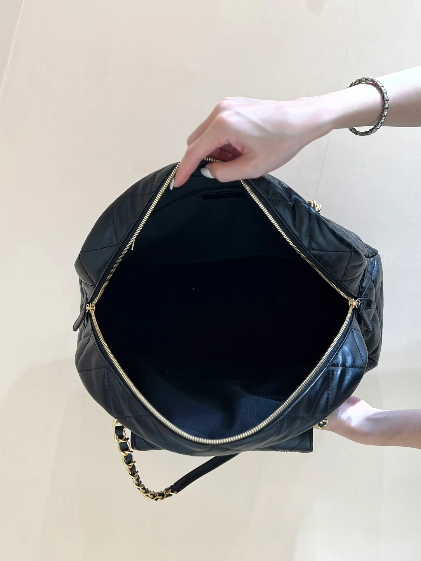 Маленькая сумка-боулинг Chanel 24a - черная