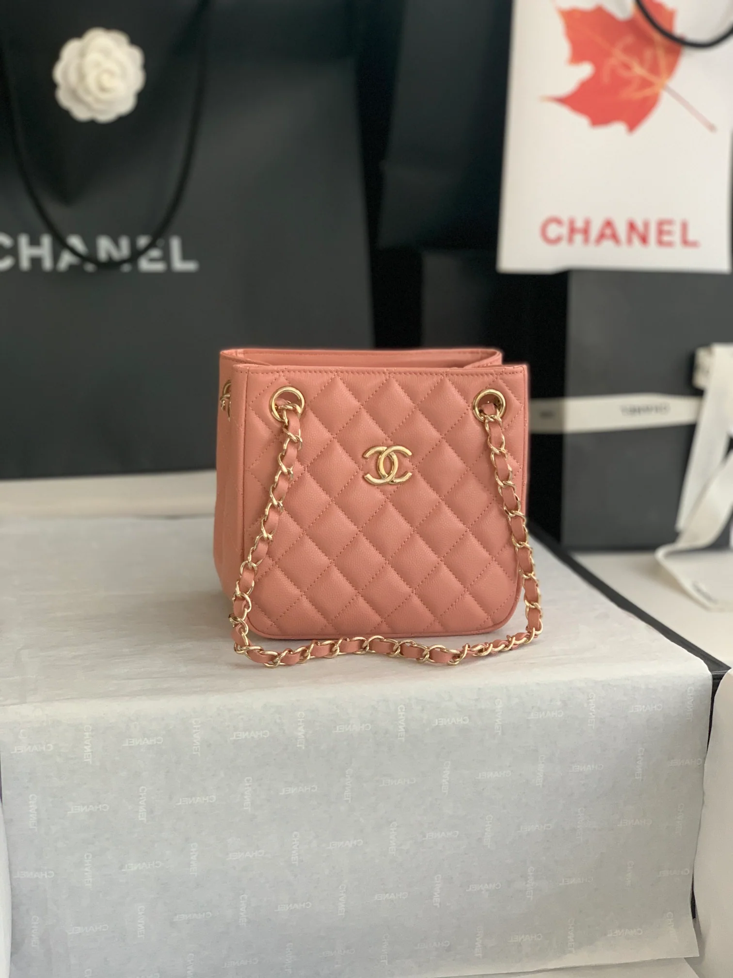 Новая сумка-тоут Chanel весна/лето 2022 — розовая.