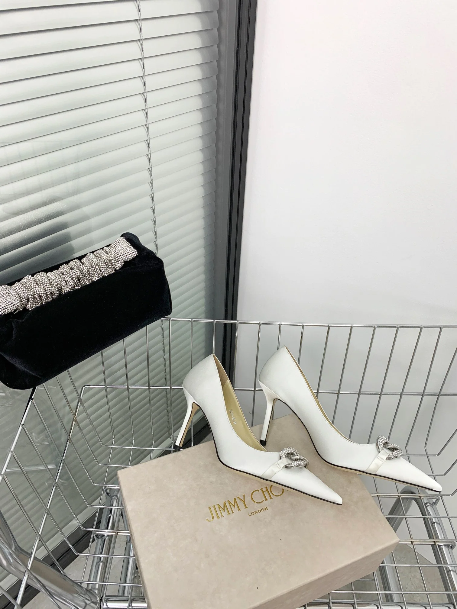 Новинки коллекции Jimmy весна/лето 2022 - Туфли на высоком каблуке с кристальной цепочкой - 1