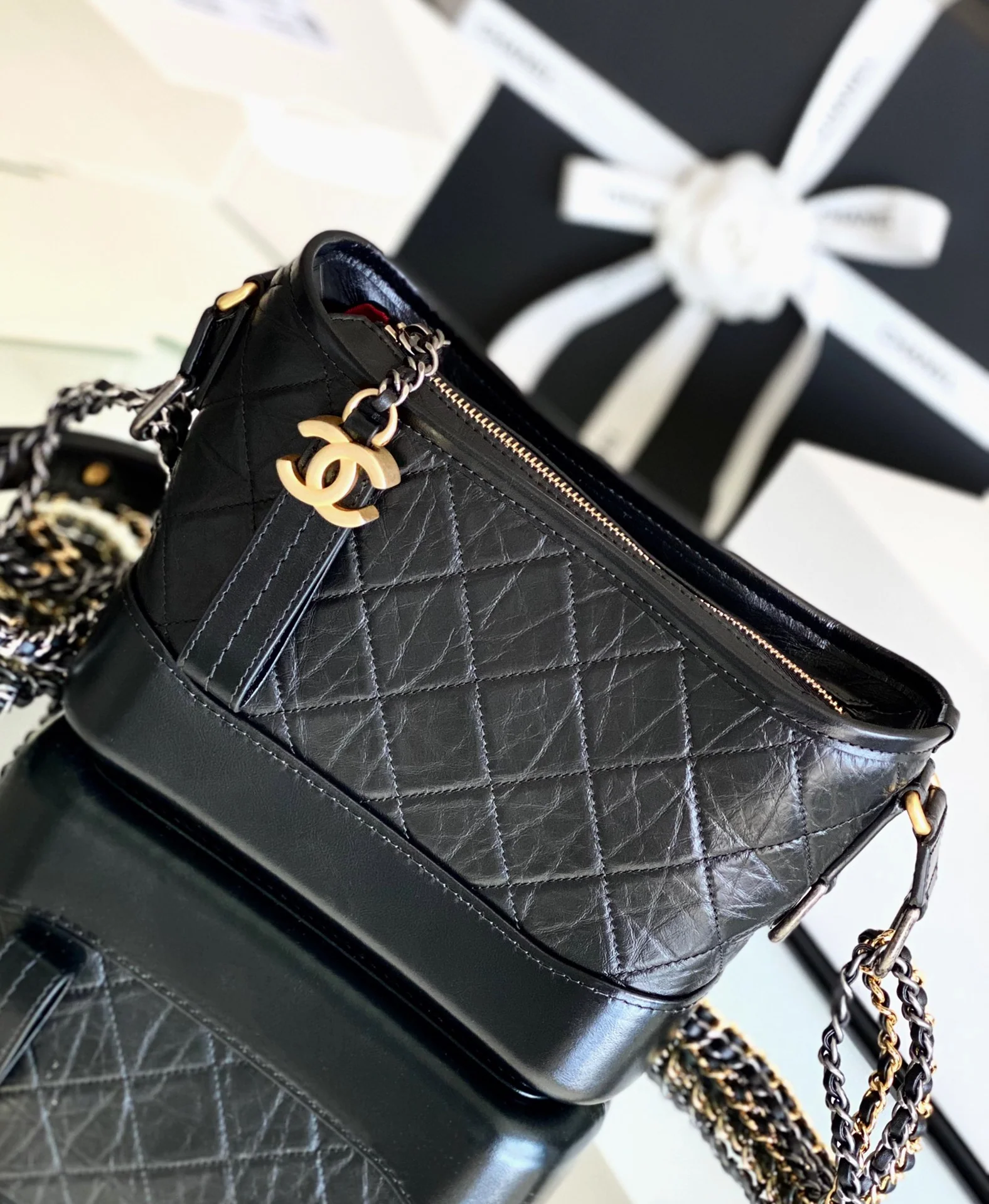 Маленькая сумка-хобо Chanel - черная, стеганая - 1 шт.