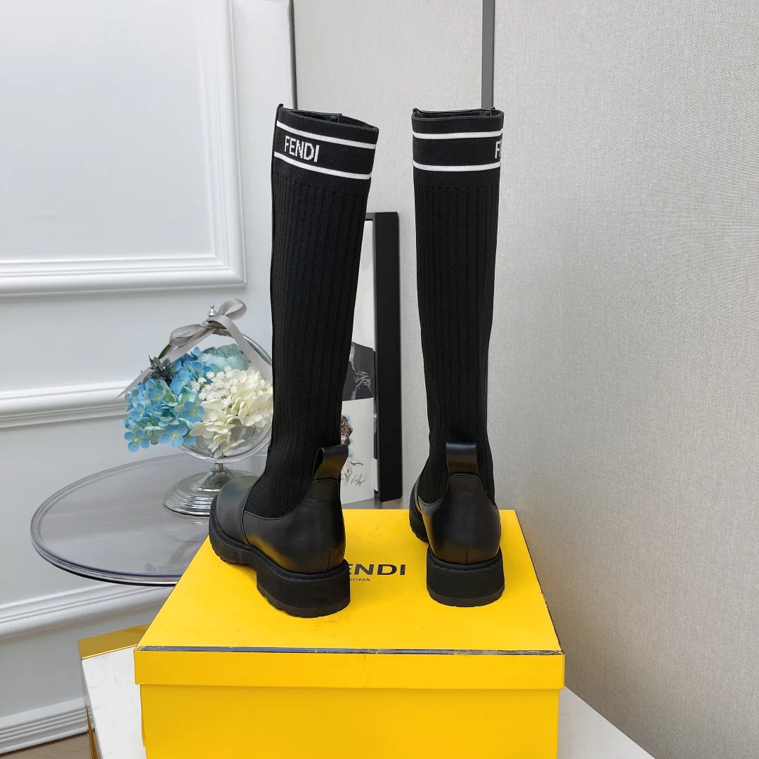 Новинки осенне-зимней коллекции Fendi 2022 — Ботинки Dr. Martens — Ботинки до середины икры