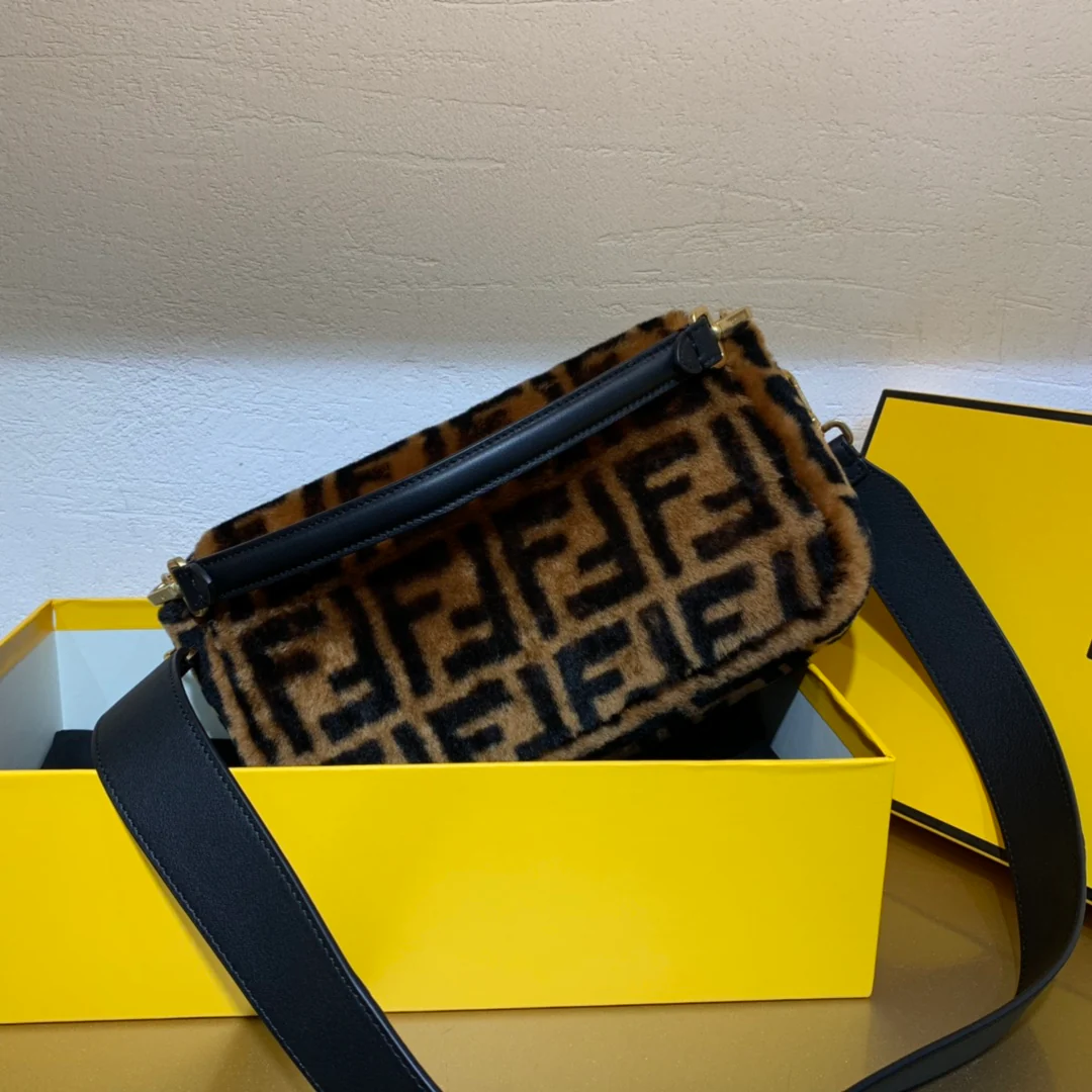 Сумка Fendi Baguette Medium из шерсти
