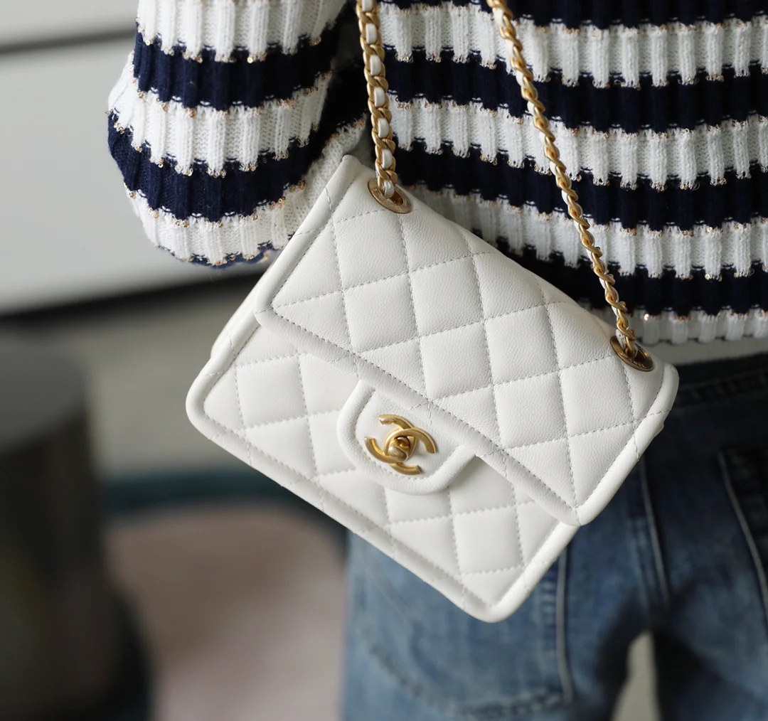 Маленькая булочка из тофу Chanel - белая