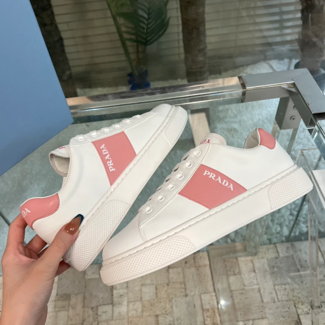 Новинка сезона весна/лето 2023 от Prada - Белые кроссовки с цветовыми блоками - Розовые