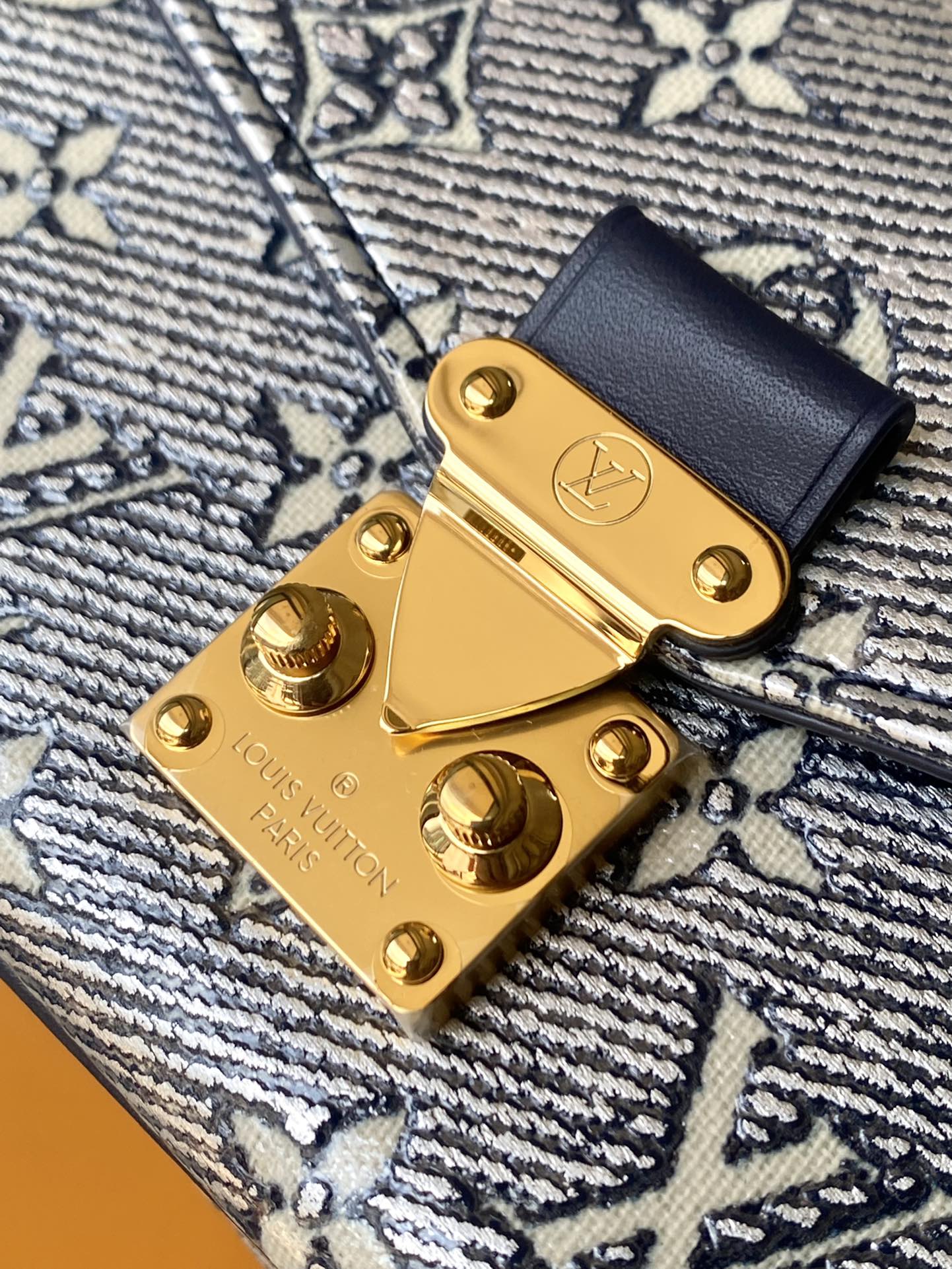 m22834-LV-pochette-metis-east-west-handbag