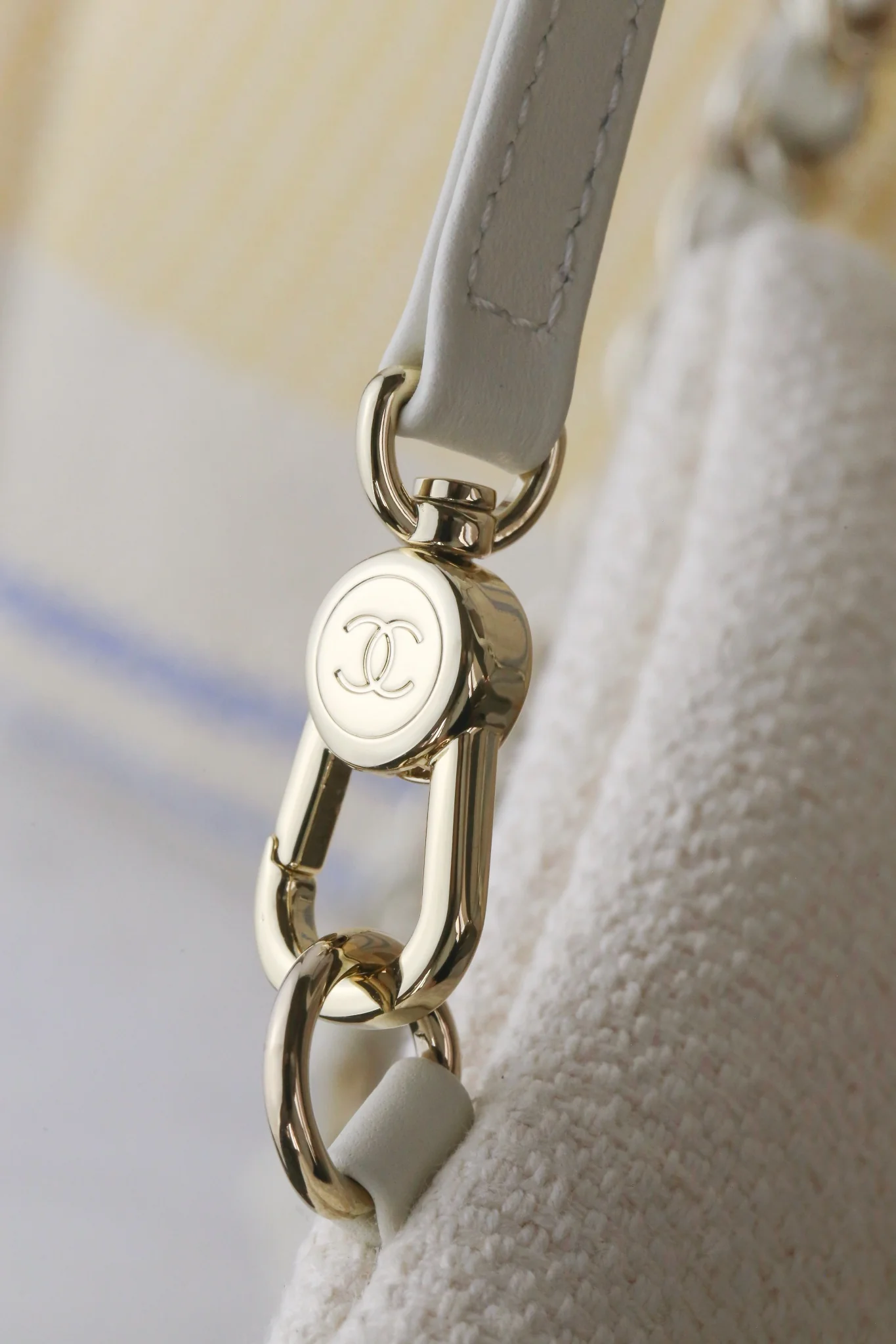 Пляжная сумка Chanel 25c, косметичка, ярко-желтая.