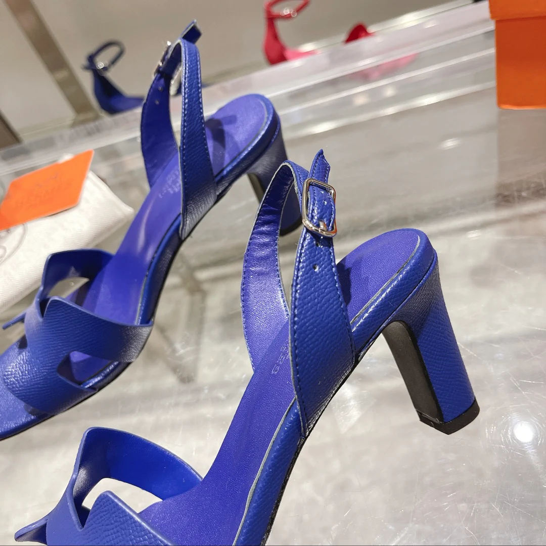 Новинка весны 2022 года от Hermes — сандалии на массивном каблуке.