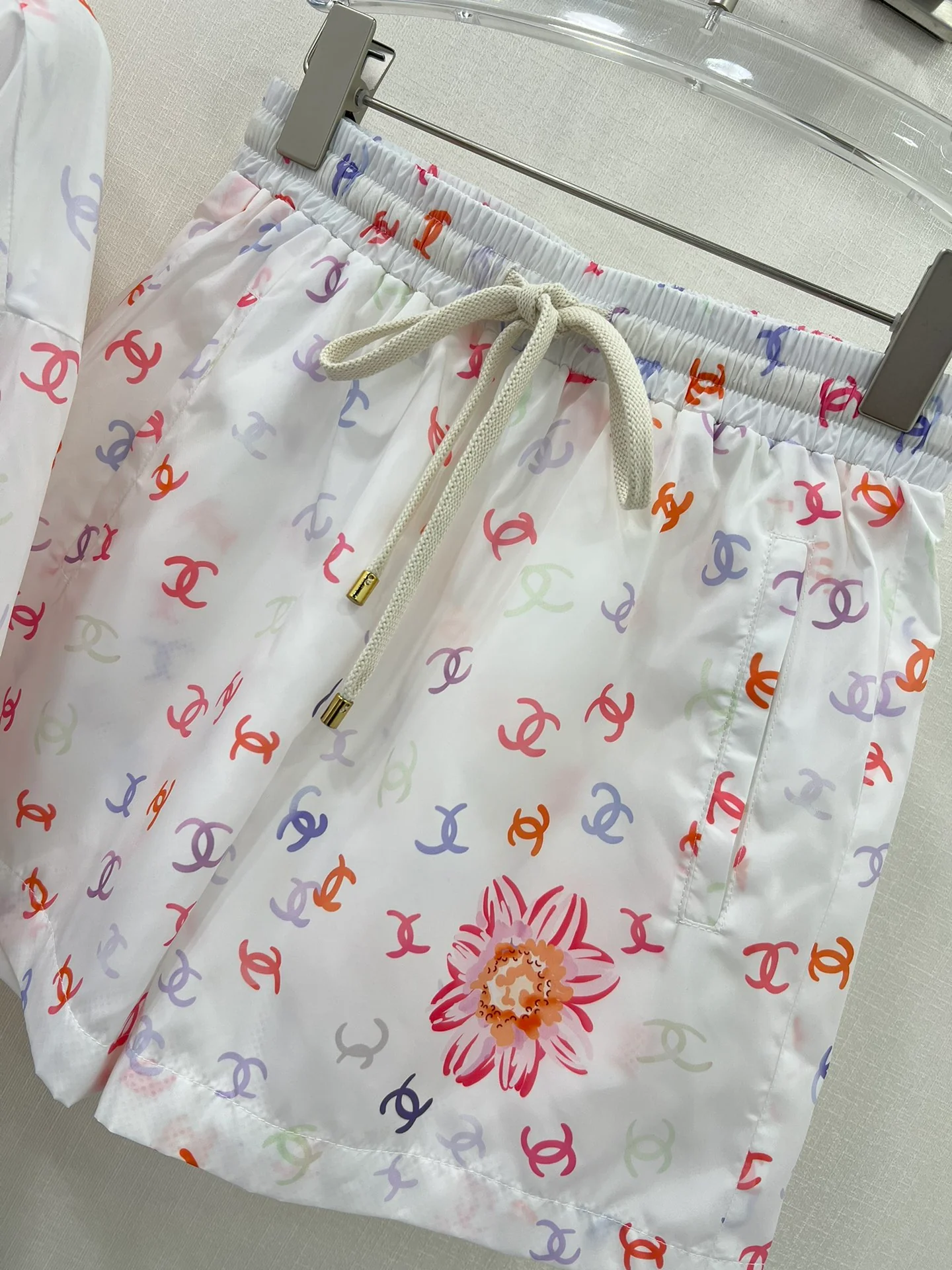 Солнцезащитный костюм Chanel 2404 с принтом - белый