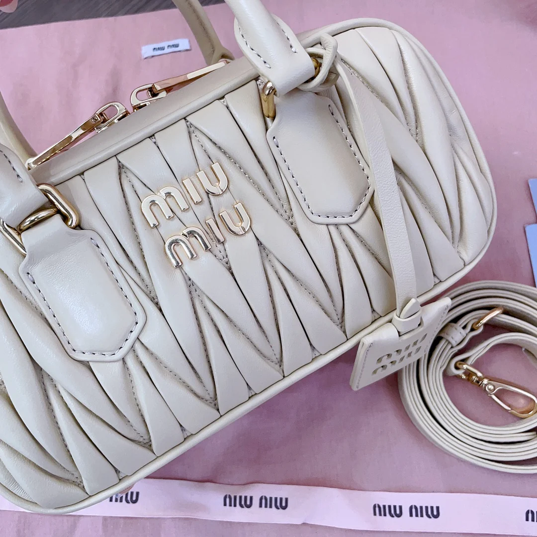 Боулинг-сумка Miu Miu-5bb142, розово-абрикосового цвета.