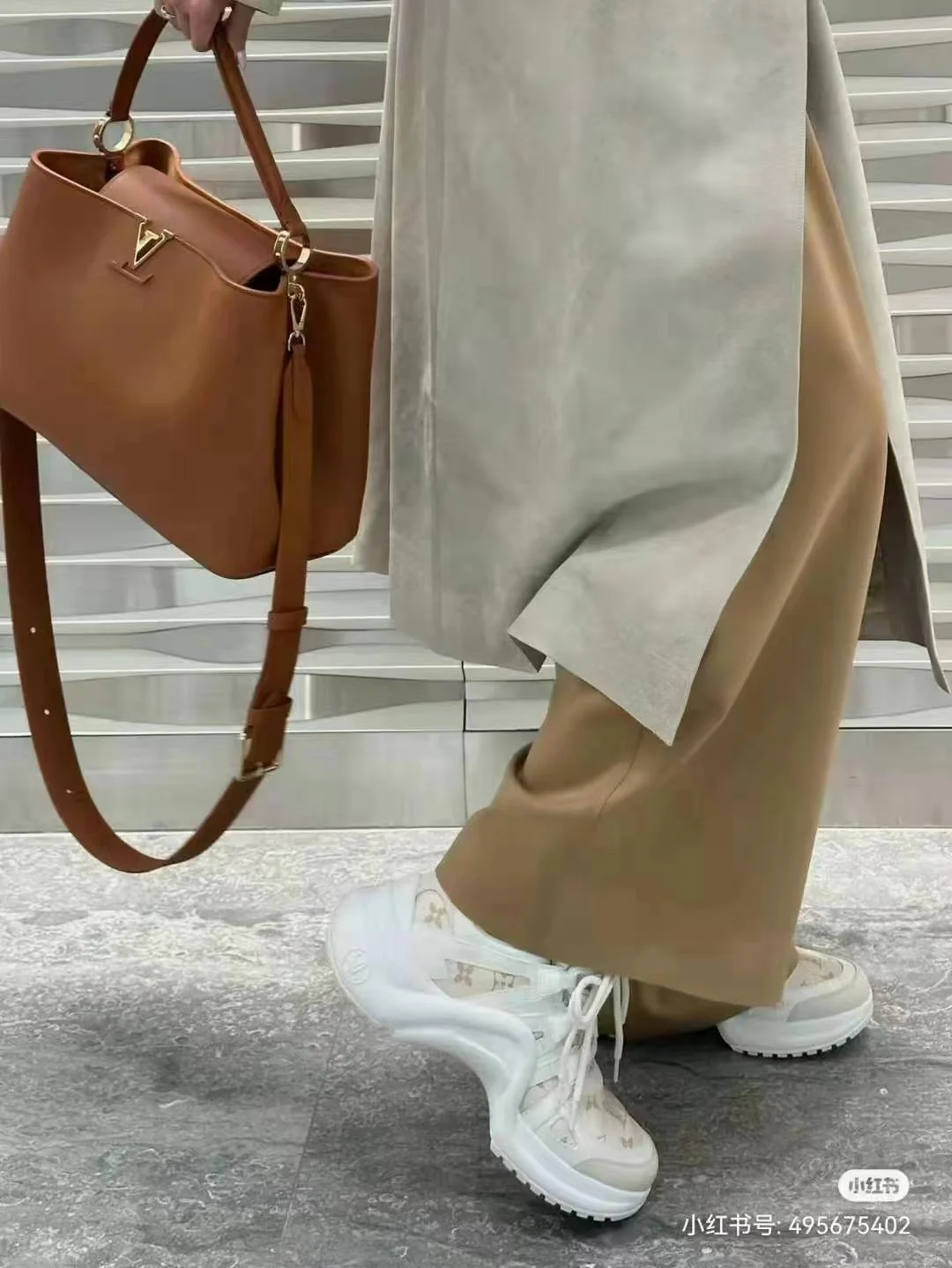 m24067-LV-Capucines Большая сумка, коричневая с золотой фурнитурой