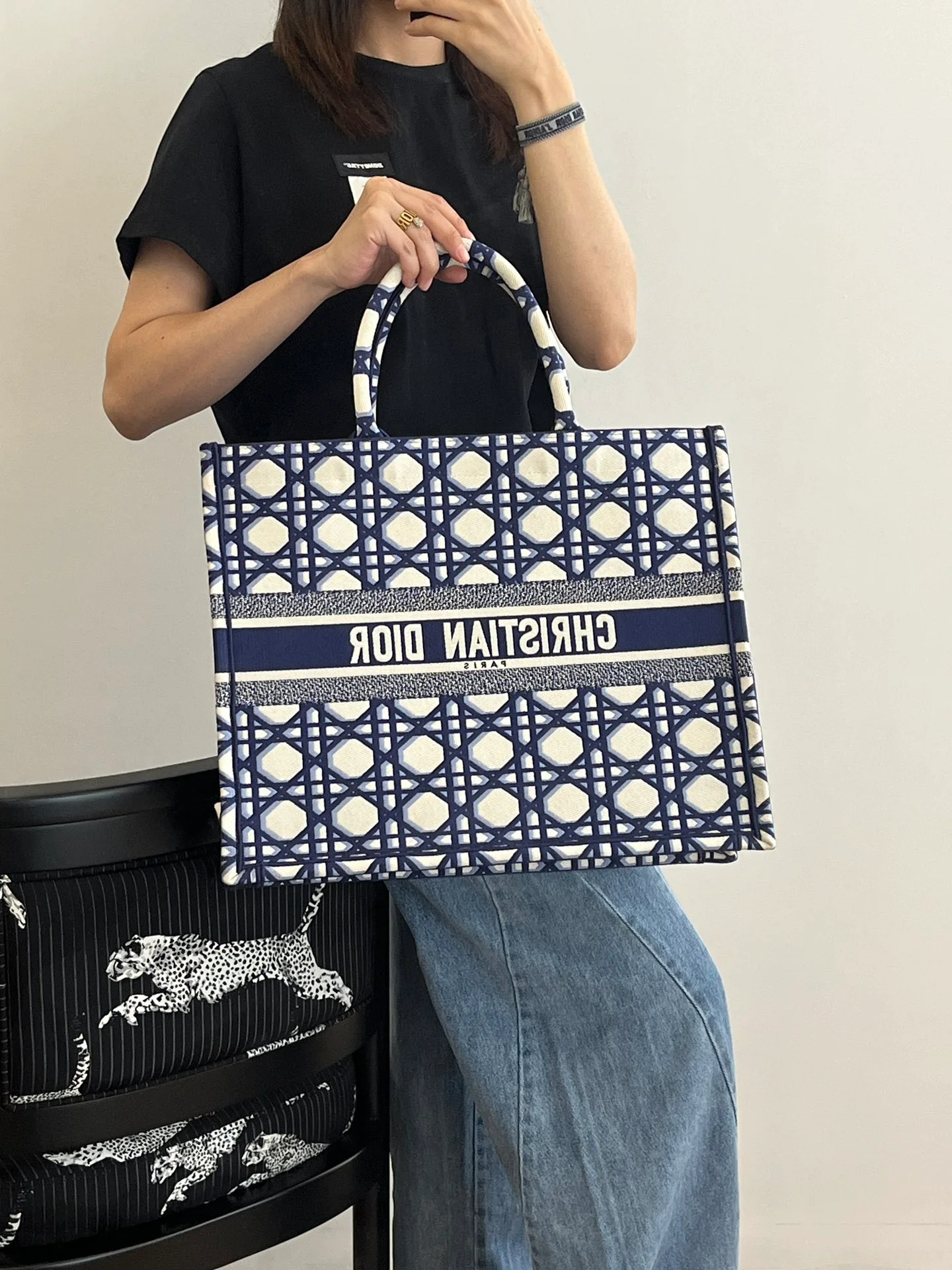 Новинка сезона весна/лето 2023 от Dior - Сумка-тоут - Сине-белый цветовой блок - Большой размер