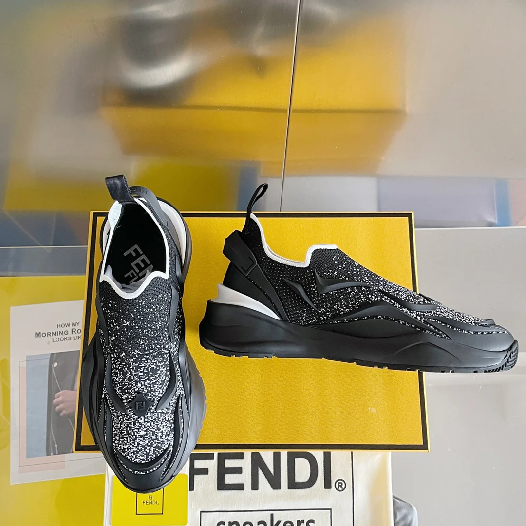 Новинка 2023 года от Fendi - кроссовки Flow Series Flyknit - черно-серебристые.