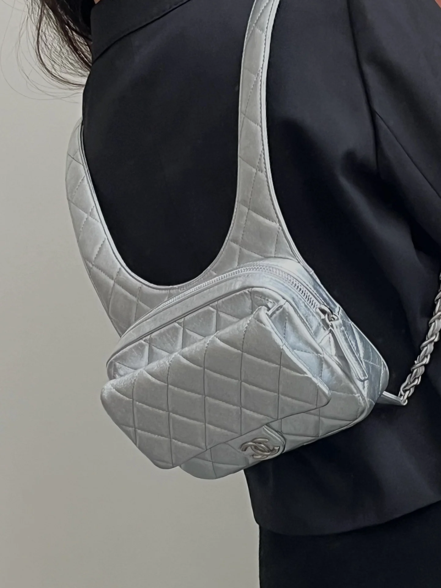 Новая коллекция Chanel весна/лето - сумка-хобо - сумка-мессенджер в стиле хиппи - серебристая