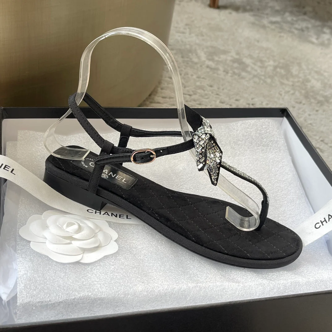 Новинка сезона весна/лето 2023 от Chanel - Сандалии-вьетнамки с бантом из хрустальных страз - Черные