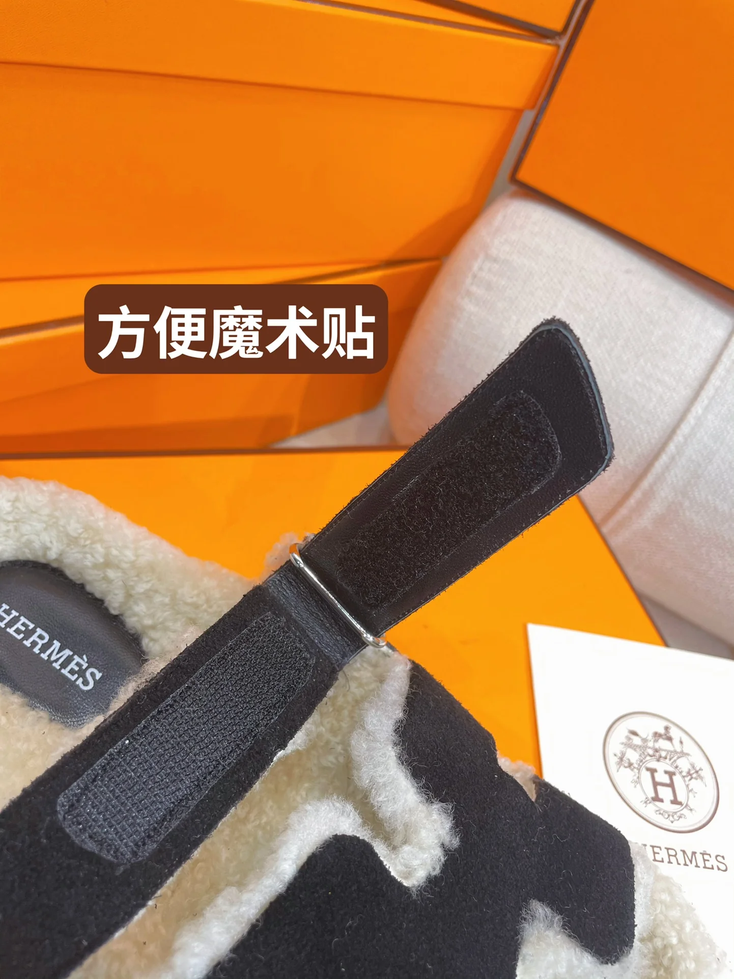 Новинка сезона осень/зима 2022 от Hermes - Домашние тапочки из овечьей шерсти и кожи в стиле пэчворк - Черные - 1 шт.