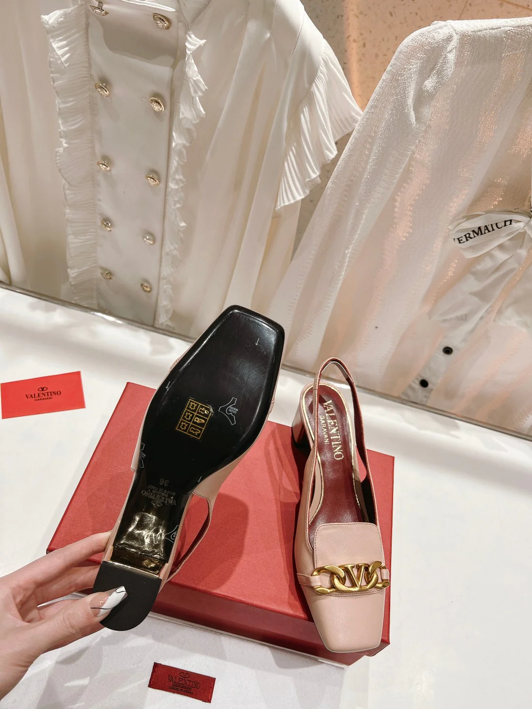 Новинка лета 2023 от Valentino - сандалии на массивном каблуке с цепочкой.