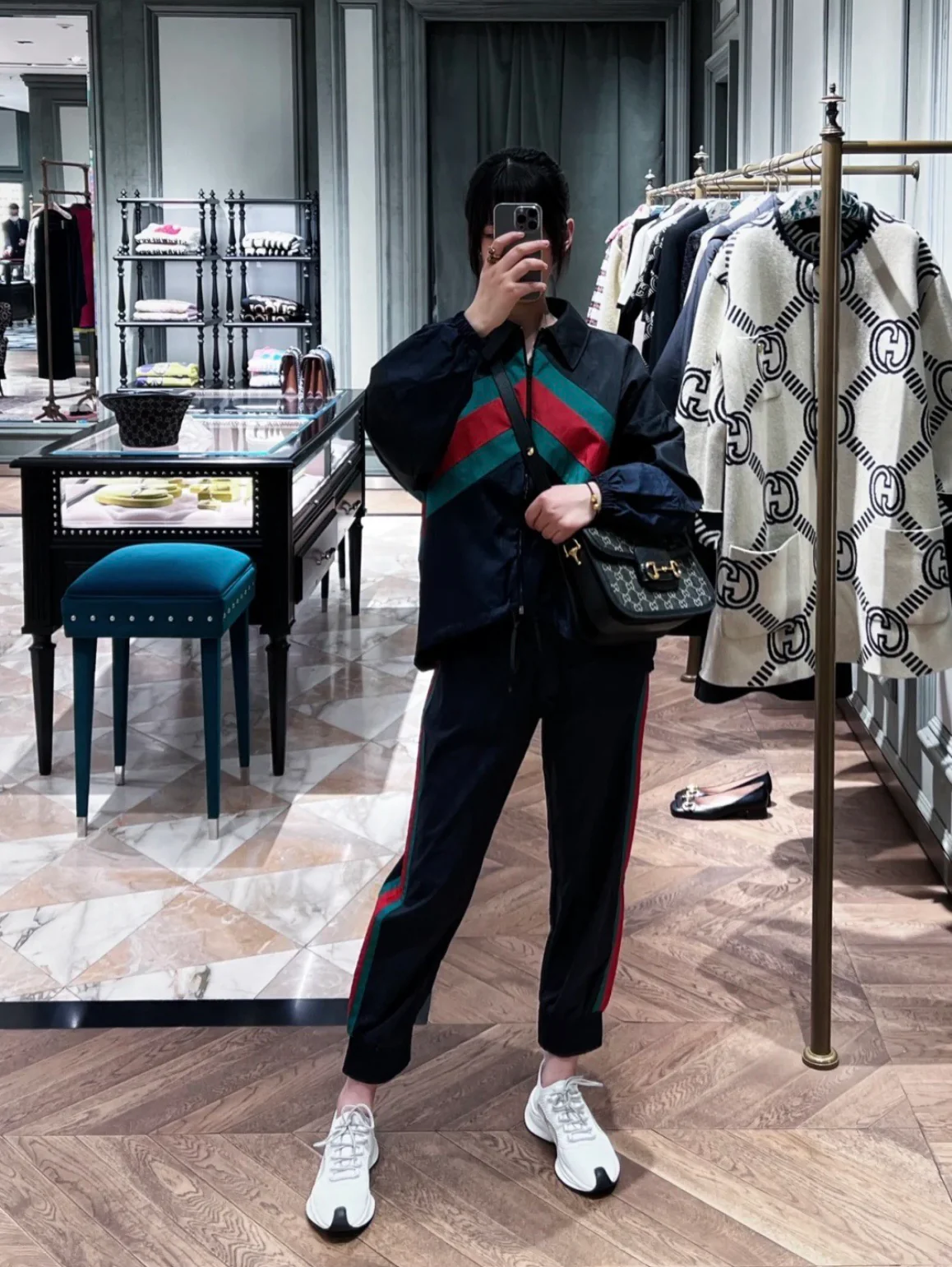 Сумка-седло Gucci 1955 с пряжкой в ??виде подковы — черная джинсовая ткань.