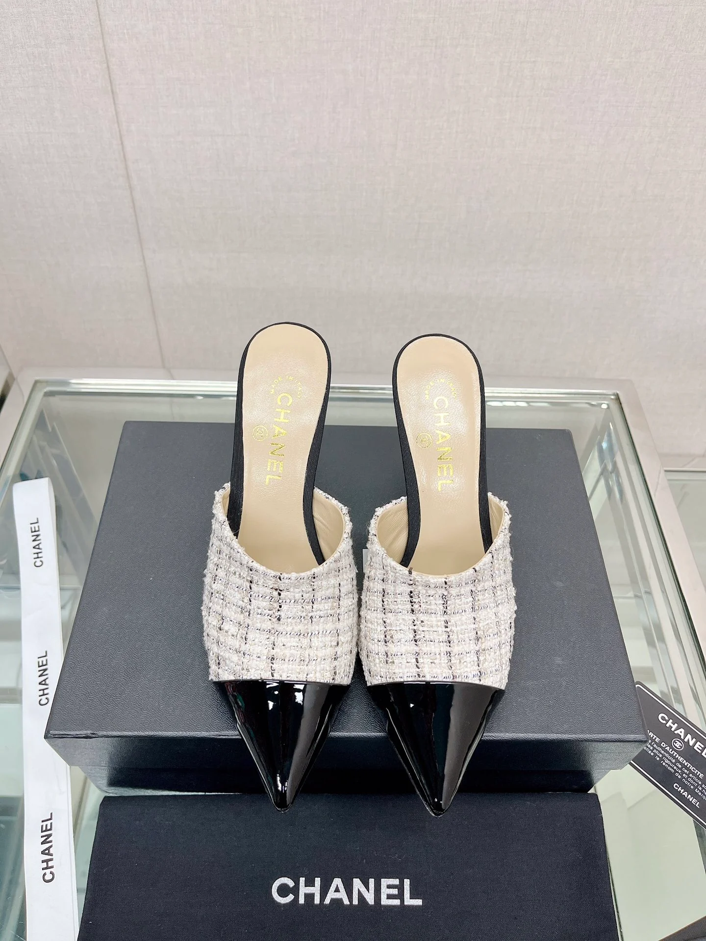 Босоножки Chanel Coco на высоком каблуке с четырьмя заклепками, высота каблука 8-5 см, белые.