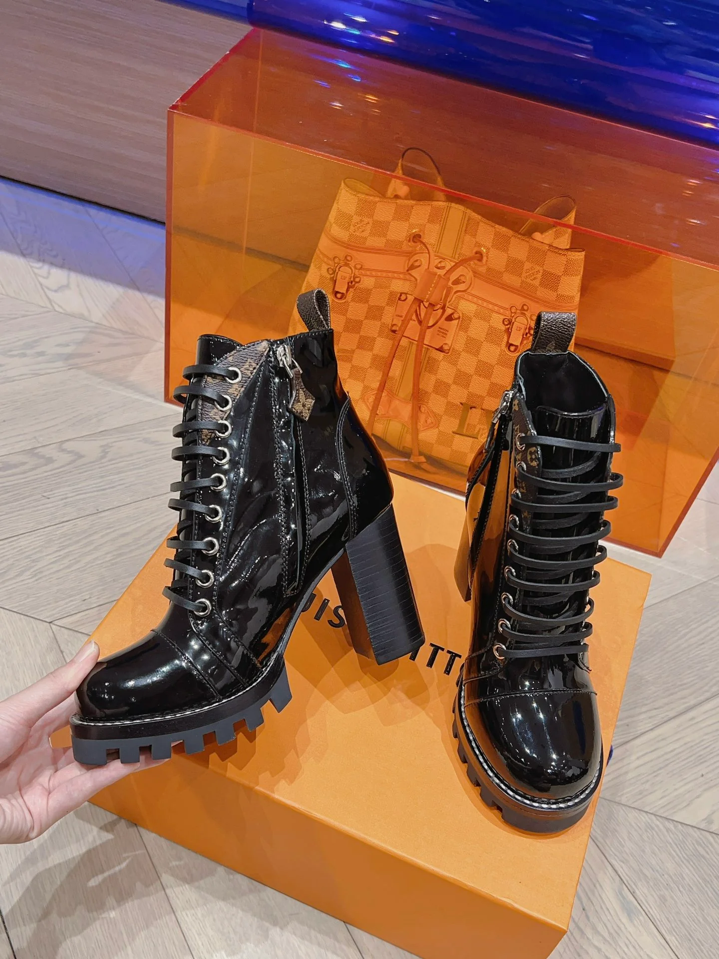 Новинка сезона осень/зима 2023 от LV - Ботильоны на высоком каблуке - Лакированная кожа, черные