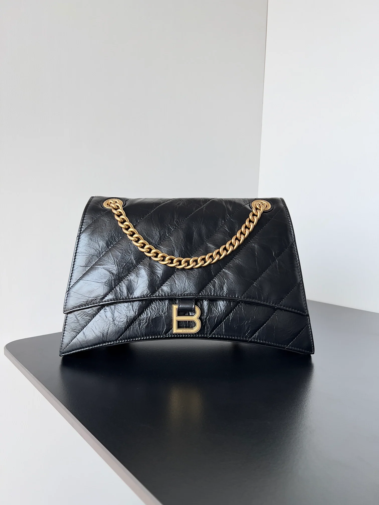 Сумка Balenciaga Chain Hourglass Bag - средний размер, 31 см - черная с золотой пряжкой