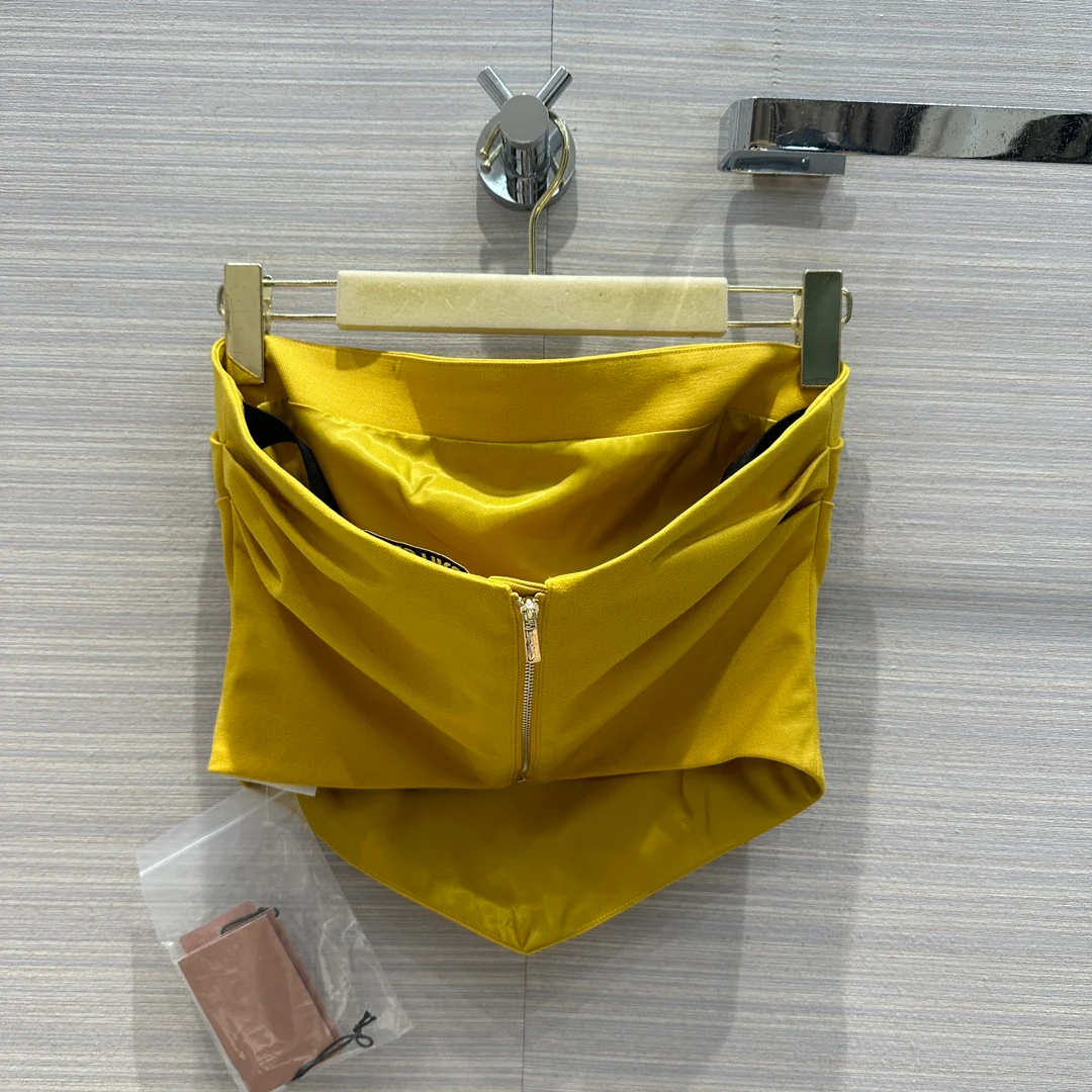 Miu Miu - Коллекция весна/лето 2404-24: Новинка, незаменимый элемент многослойного образа: топ-бандо, желтый.