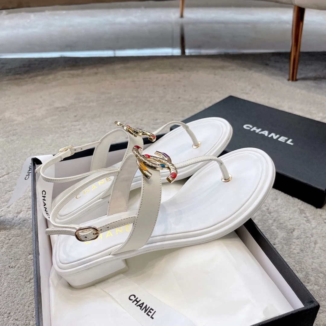 Новинка сезона весна/лето 2023 от Chanel - сандалии из овечьей кожи с драгоценными камнями - белые.