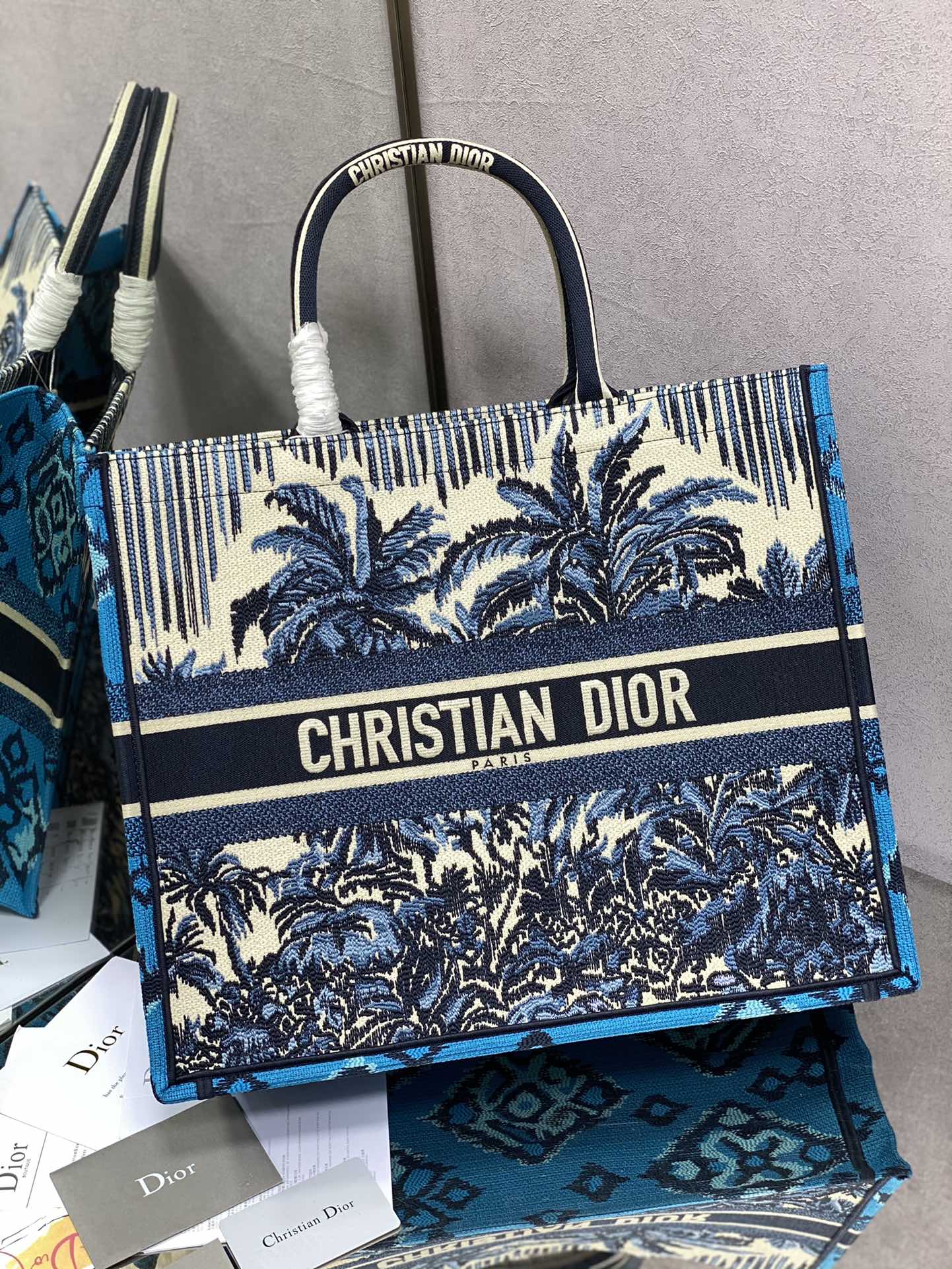 Сумка Dior Book Tote, большой размер 41-5 см, цвет ?Летняя кокосовая роща?.