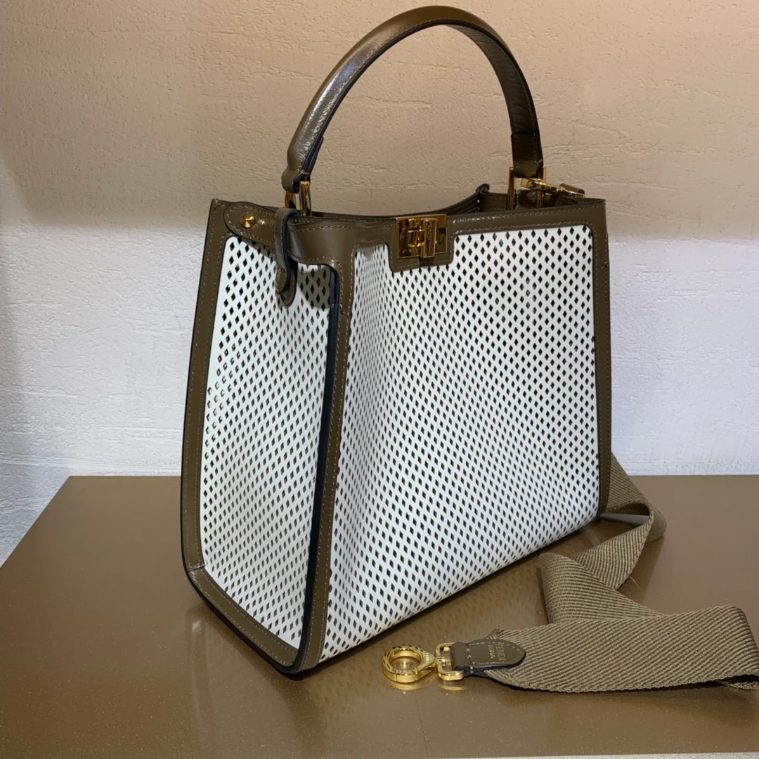 Сумка Fendi Peekaboo Lite Medium из натуральной кожи.