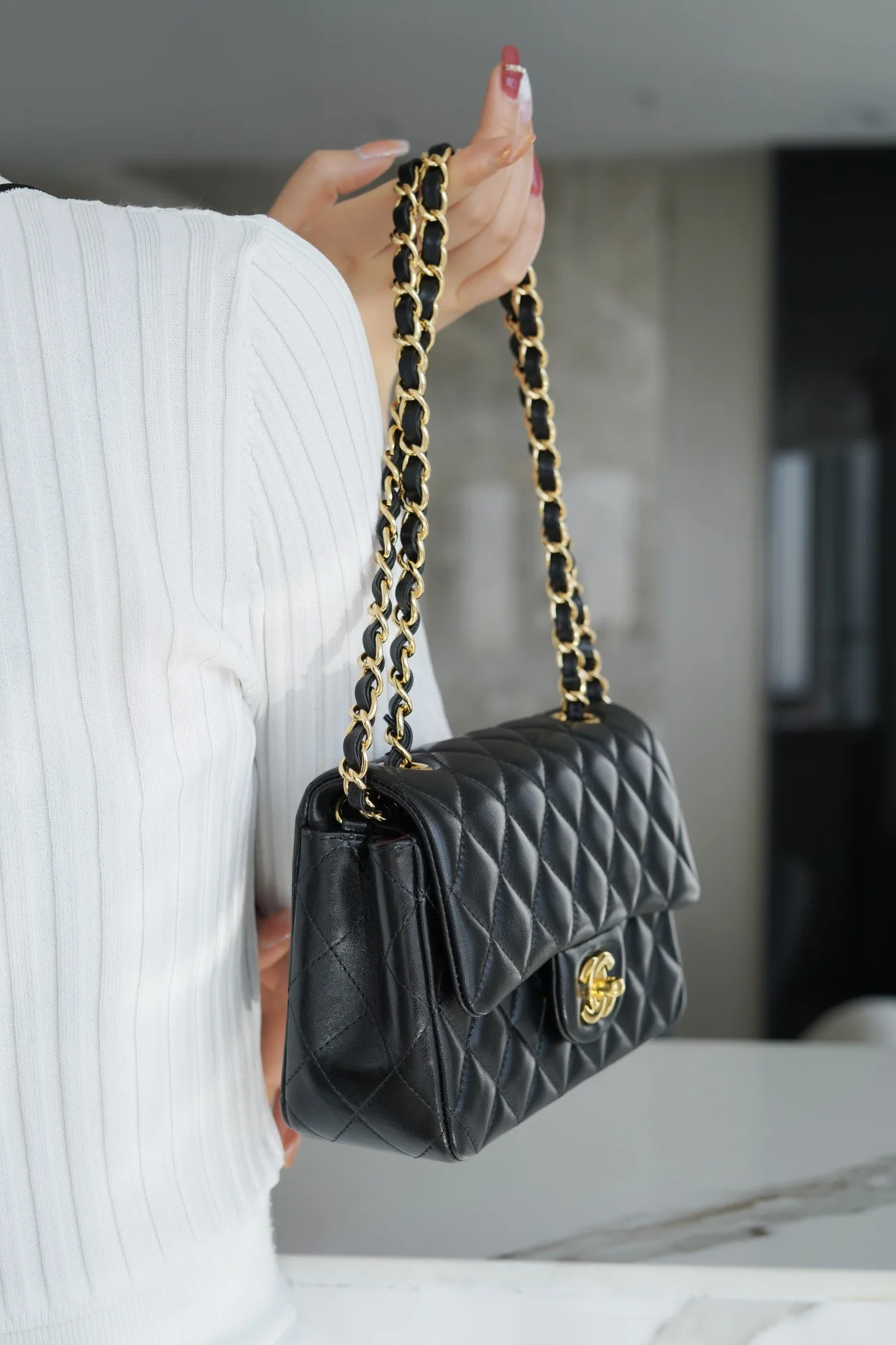 Мини-сумка Chanel CF 20 см из черной овечьей кожи с золотой пряжкой CF20