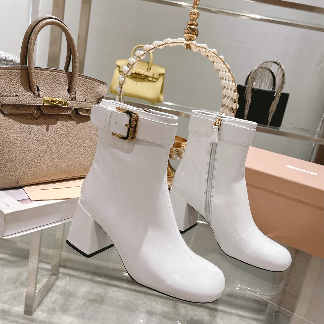 Новинка осенне-зимней коллекции Miu Miu 2022 — Ботинки на массивном каблуке из лакированной кожи — Белые