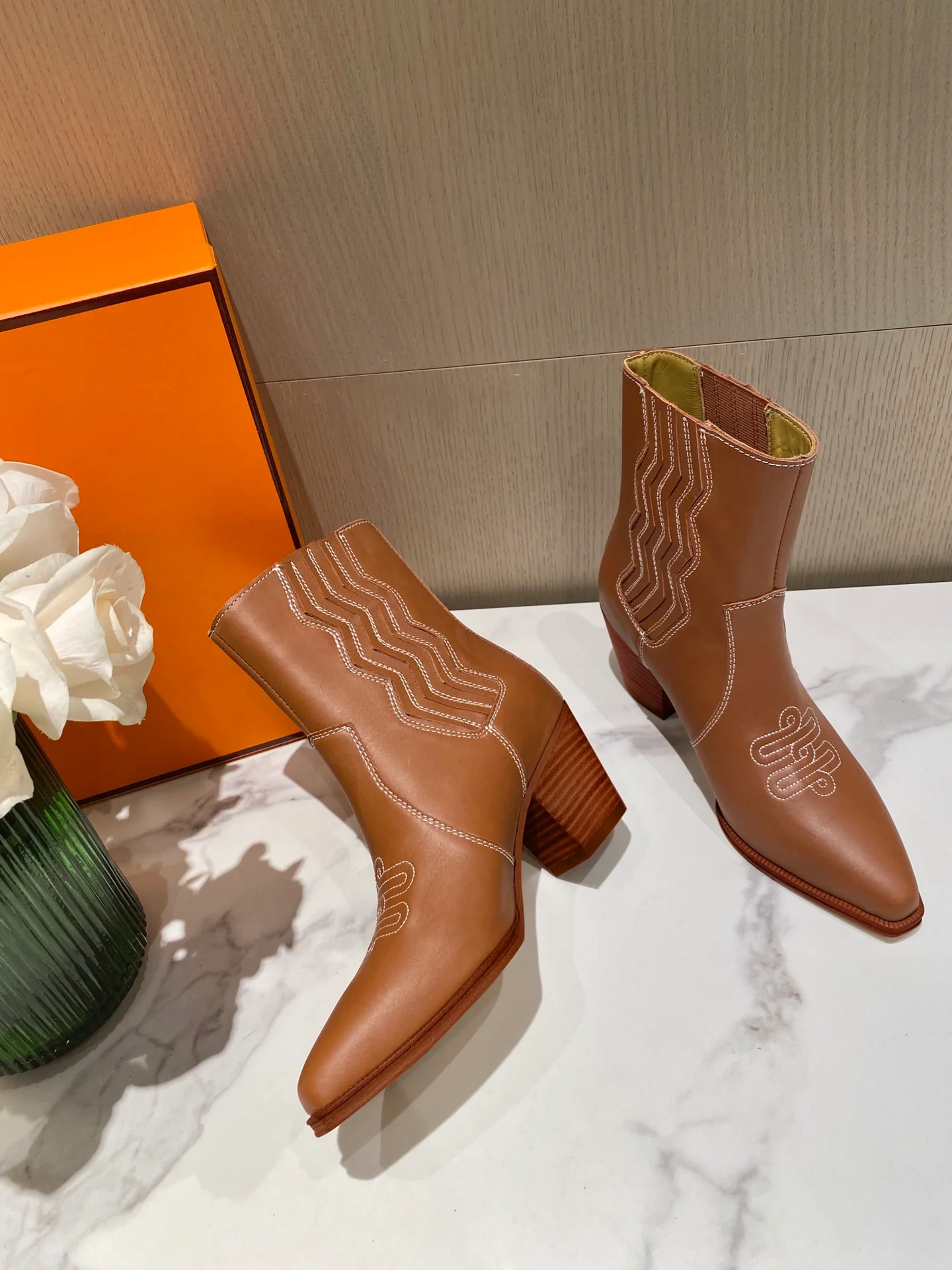 Новинка осенне-зимней коллекции Hermes 2022 — ботильоны из лакированной кожи — верблюжий цвет.