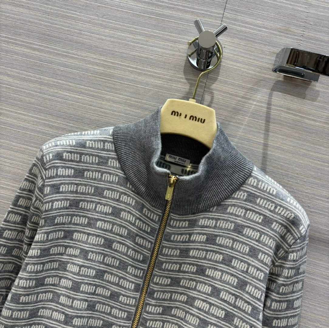 Miu Miu-2404 - Милый и стильный девичий кардиган на молнии, визуально уменьшающий возраст.