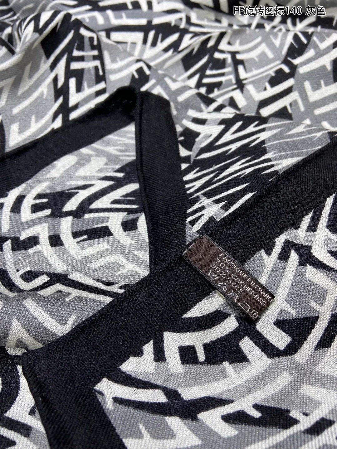 Квадратный шарф Fendi Rotating Icon, 140 см - 70% высококачественный кашемир - 30% шелк