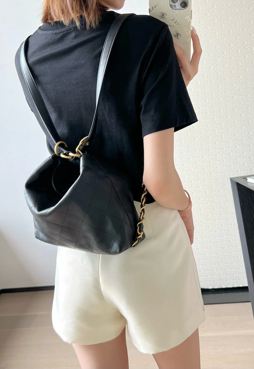 Рюкзак Chanel весна/лето 2020, маленький, черный с золотой пряжкой.