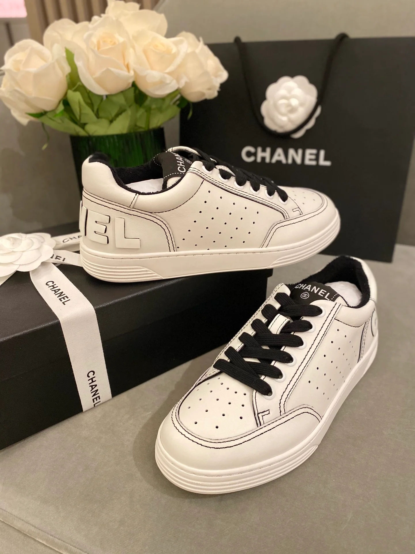 Белые кроссовки Chanel