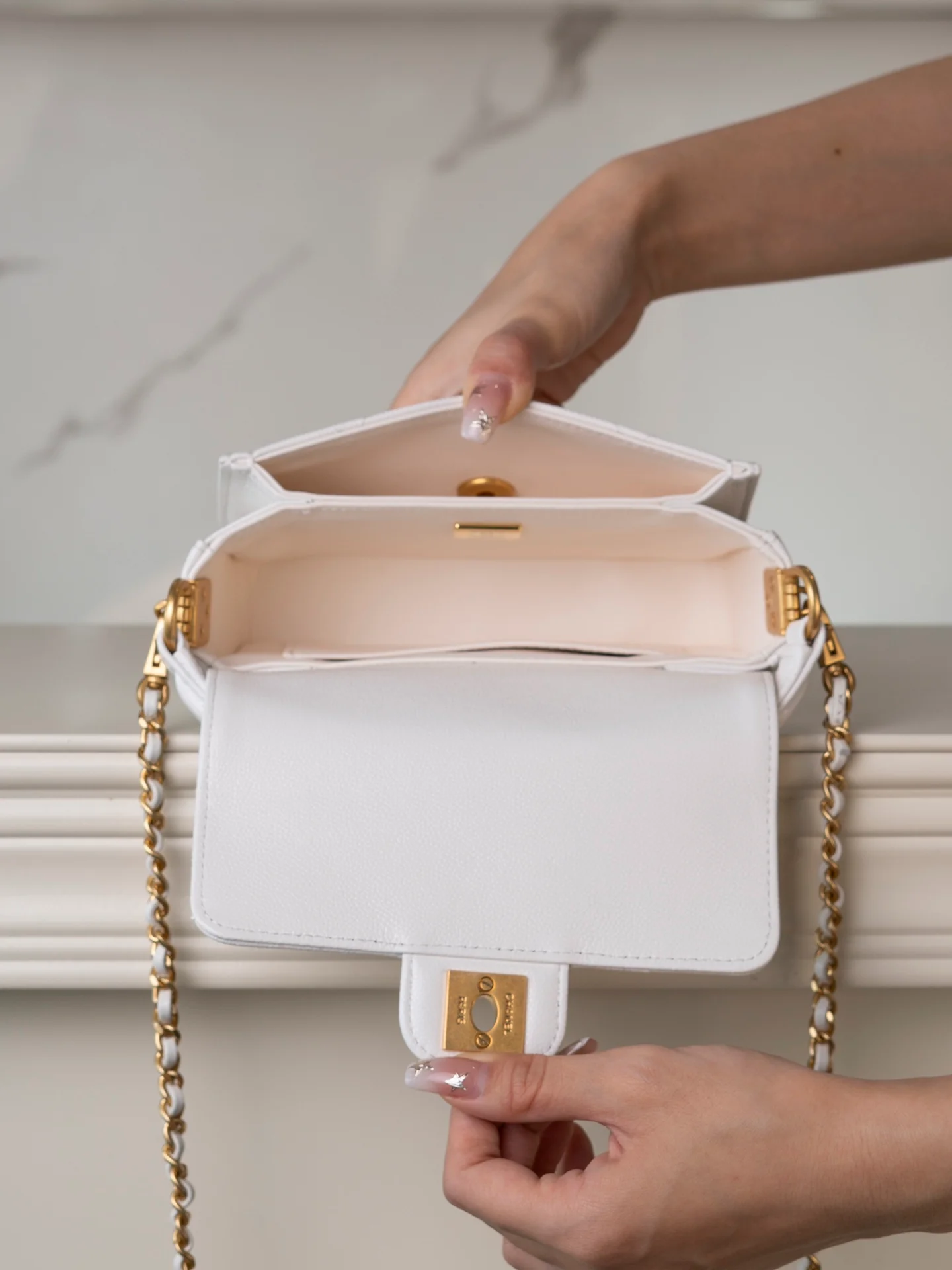 Мини-сумочка Chanel с ручкой и клапаном, белая.