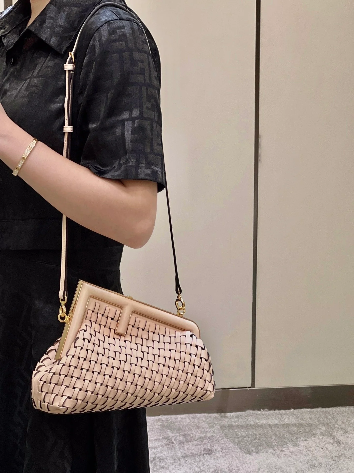 Сумка Fendi First, маленькая, розовая, из плетеной овечьей кожи.