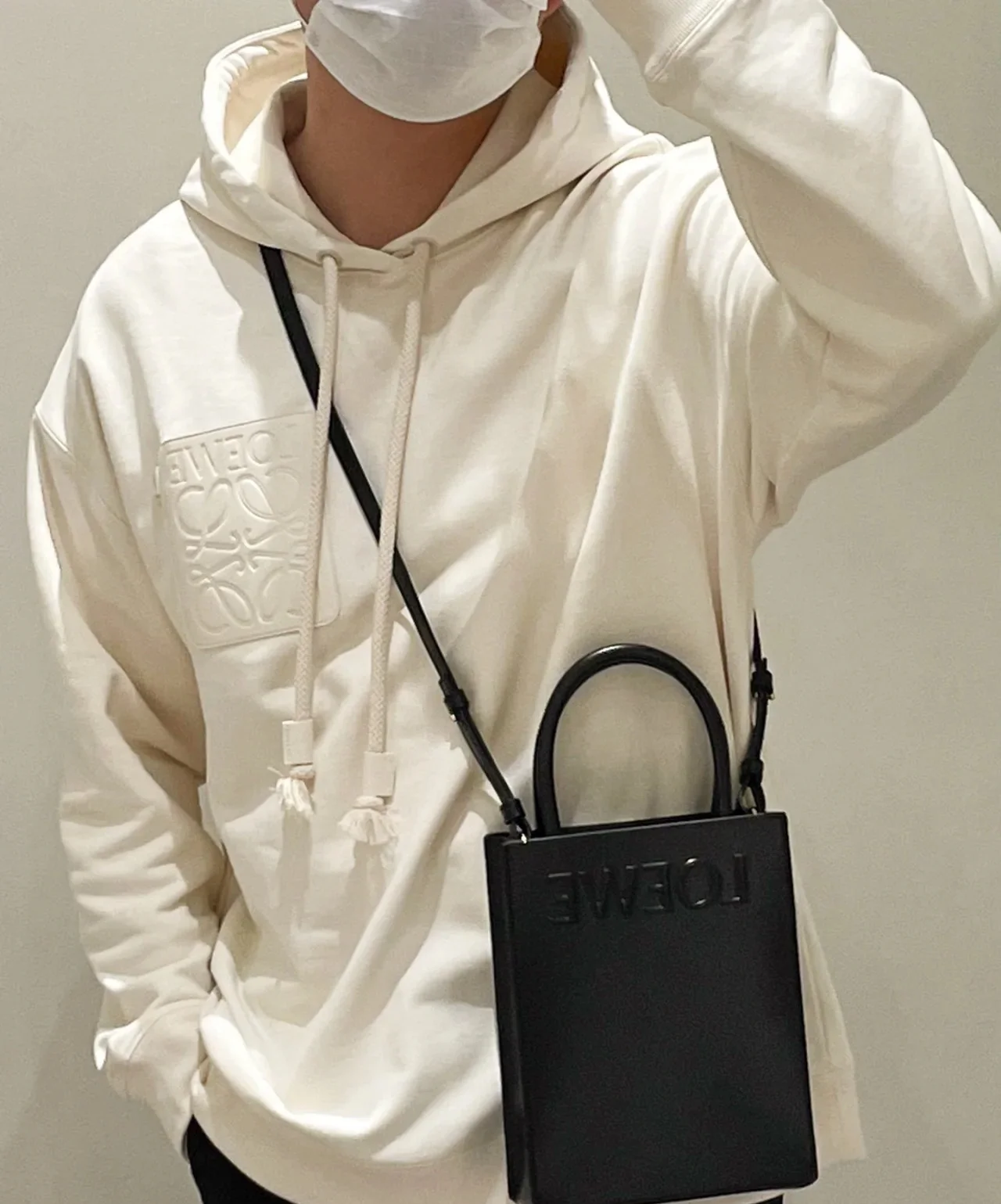 Сумка-тоут Loewe Standard A5 — гладкая телячья кожа — маленькая — черная