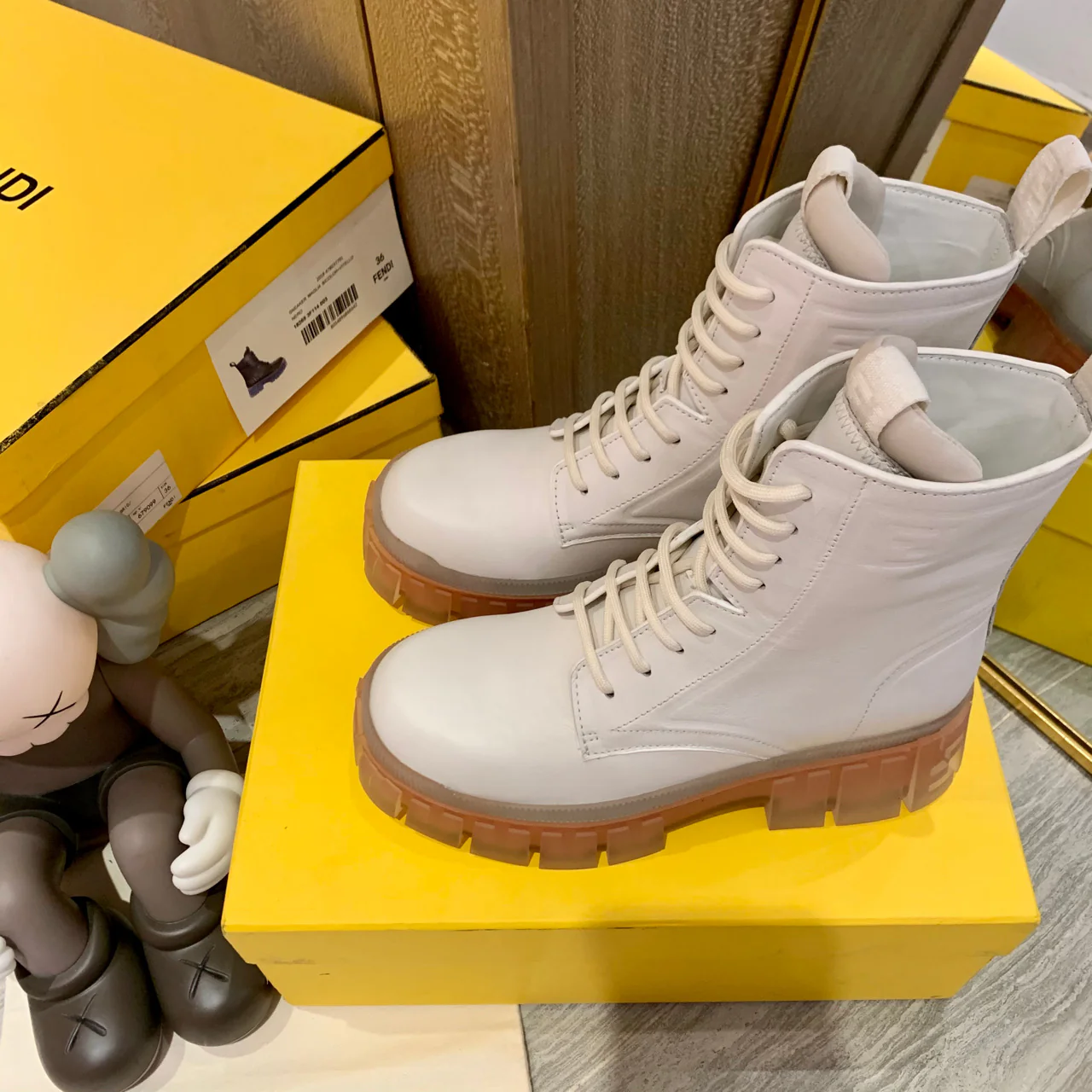 Ботинки Fendi на платформе со шнуровкой, белые.