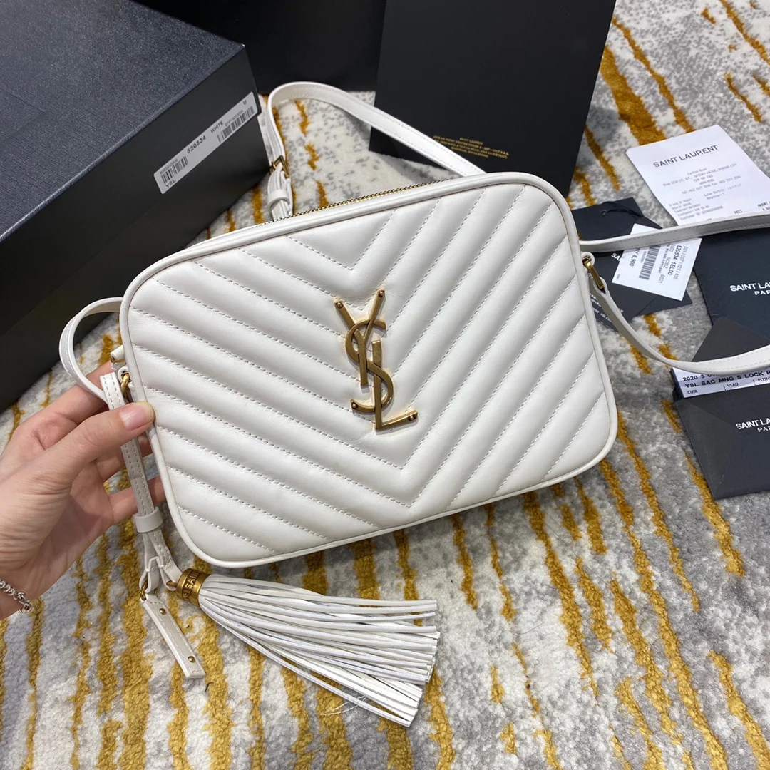 Фотосумка YSL Lou Bag — белая с золотой фурнитурой.