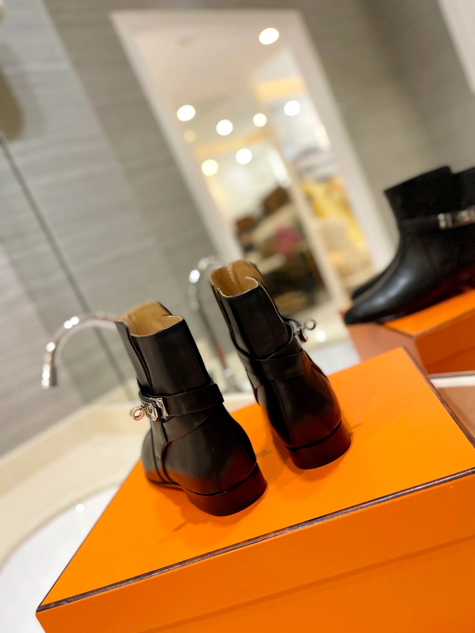 Классические плоские ботильоны Hermes с пряжкой Kelly Buckle — черные.